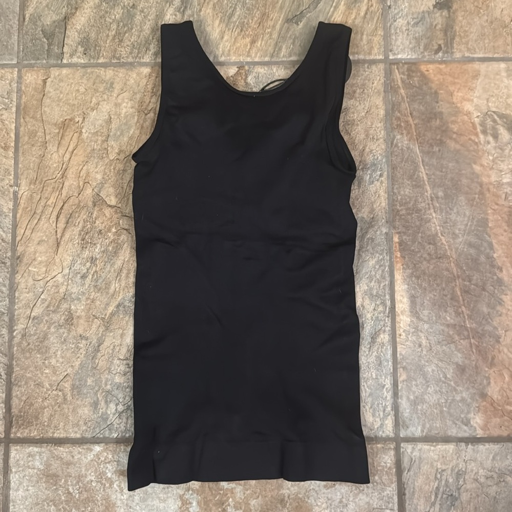 Black shape tank - Picture 2 of 2